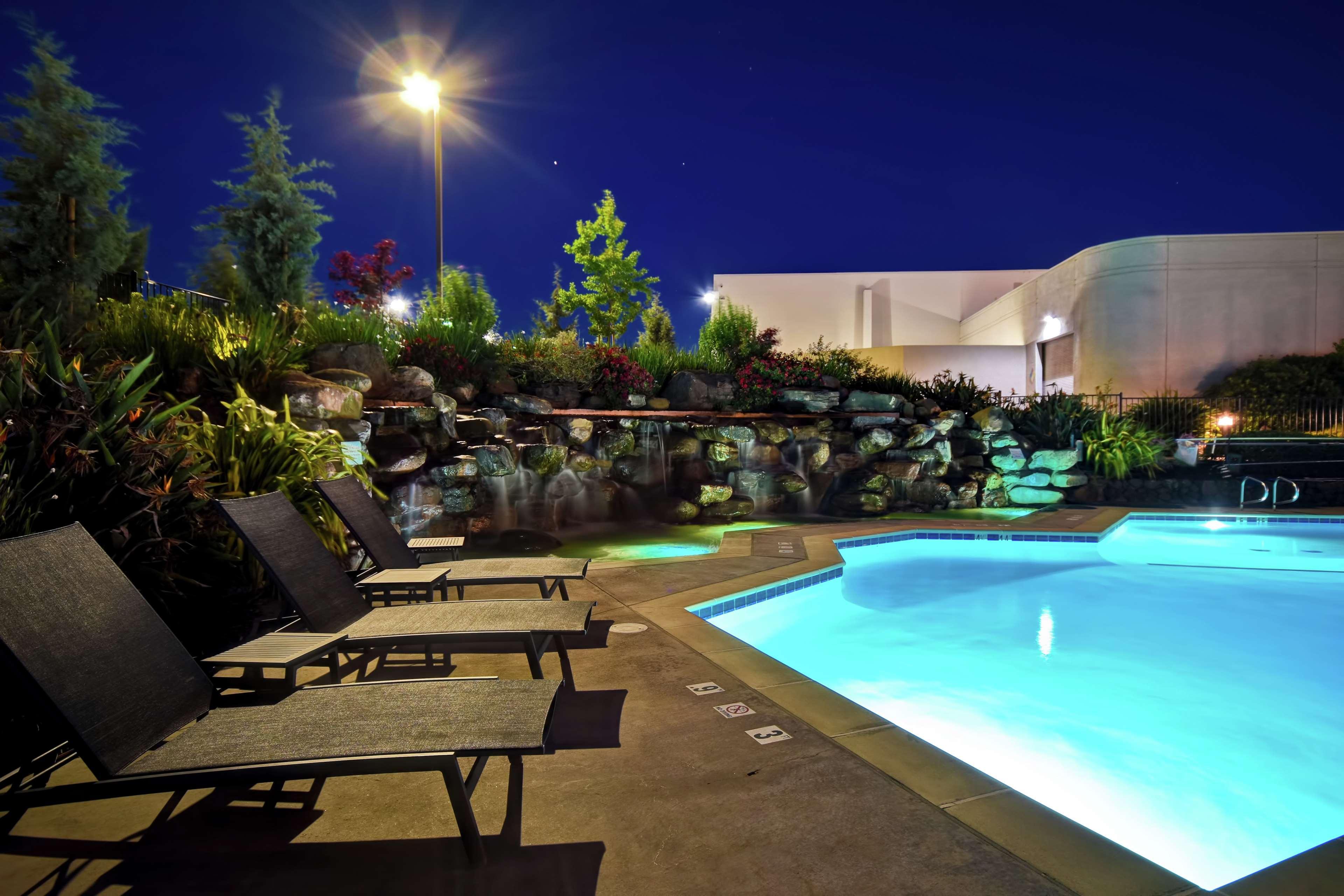 Doubletree By Hilton Pleasanton At The Club Hotel Eksteriør billede