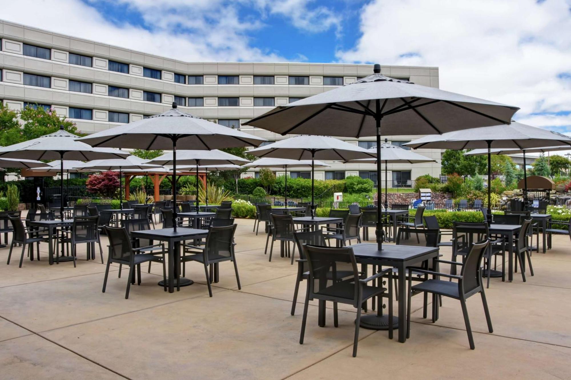 Doubletree By Hilton Pleasanton At The Club Hotel Eksteriør billede